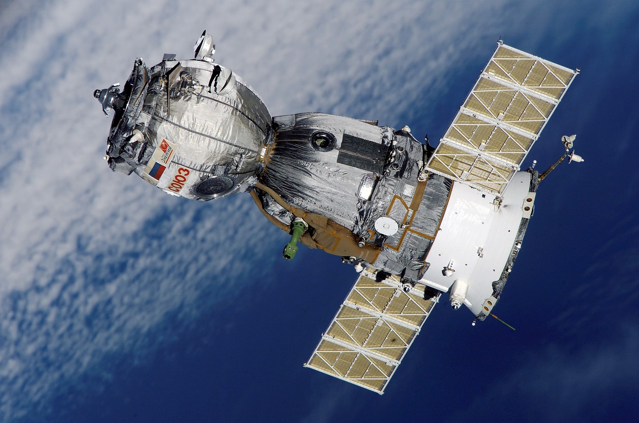 satellite-67718_1280